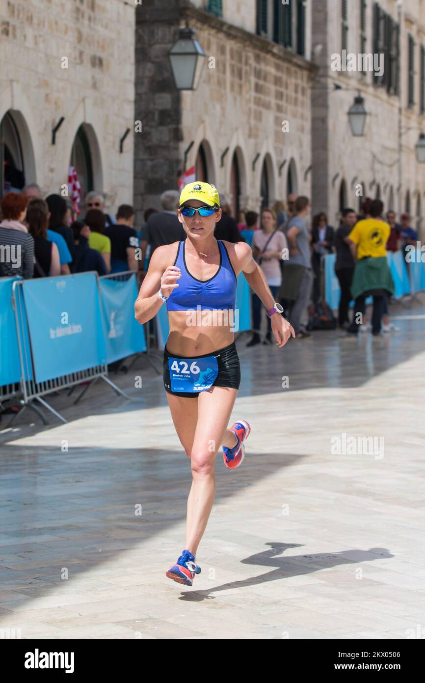 30.04.2017., Dubrovnik, Croatie - le point fort du Motion - les jours des coureurs Dubrovnik est la course de semi-marathon. Le semi-marathon de Dubrovnik est la course avec une approbation cinq étoiles par European Athletics. La route du semi-marathon est de 21,1 kilomètres de long avec le départ et la fin sur Stradun, la rue la plus célèbre et la plus longue de Dubrovnik et continue à l'extérieur de la vieille ville jusqu'à la Rijeka dubrovacka. Elizabeth Corkum. Photo: Grgo Jelavic/PIXSELL Banque D'Images