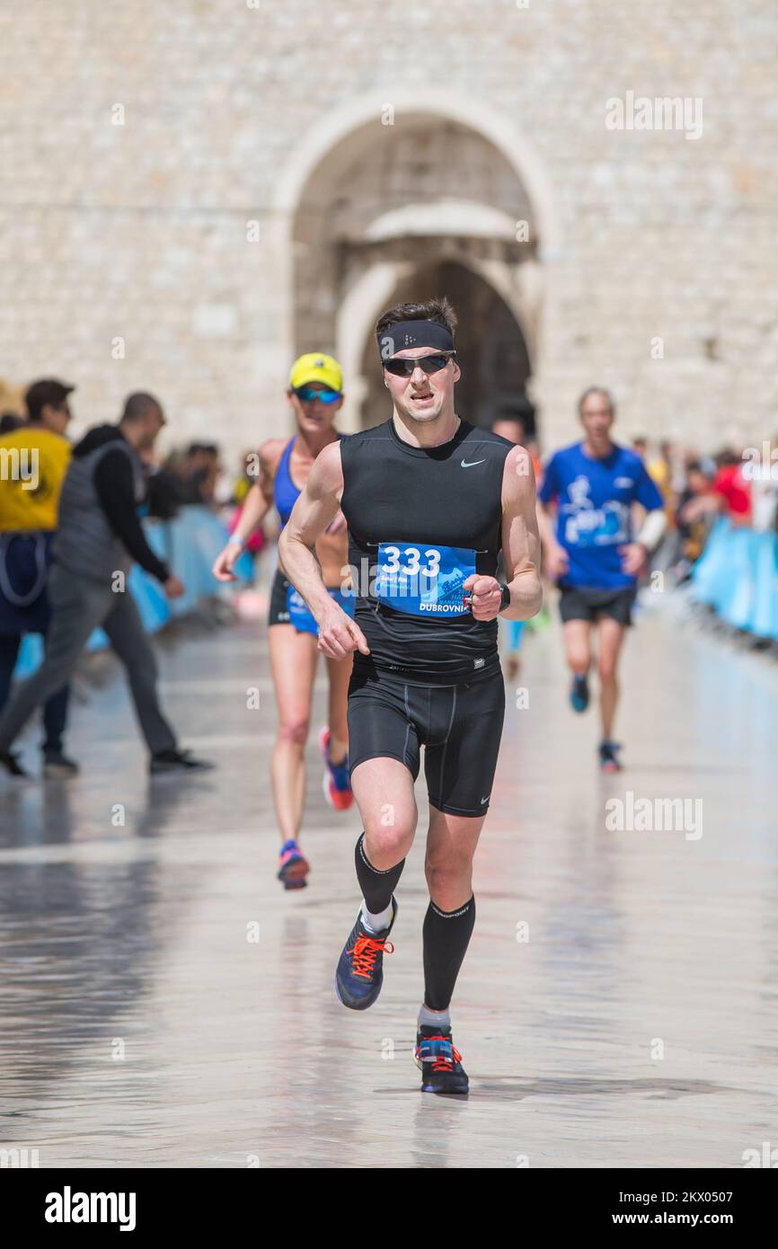 30.04.2017., Dubrovnik, Croatie - le point fort du Motion - les jours des coureurs Dubrovnik est la course de semi-marathon. Le semi-marathon de Dubrovnik est la course avec une approbation cinq étoiles par European Athletics. La route du semi-marathon est de 21,1 kilomètres de long avec le départ et la fin sur Stradun, la rue la plus célèbre et la plus longue de Dubrovnik et continue à l'extérieur de la vieille ville jusqu'à la Rijeka dubrovacka. Saku Kirkkopelto. Photo: Grgo Jelavic/PIXSELL Banque D'Images