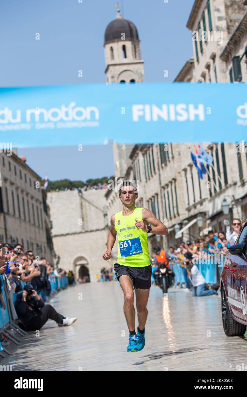 30.04.2017., Dubrovnik, Croatie - le point fort du Motion - les jours des coureurs Dubrovnik est la course de semi-marathon. Le semi-marathon de Dubrovnik est la course avec une approbation cinq étoiles par European Athletics. La route du semi-marathon est de 21,1 kilomètres de long avec le départ et la fin sur Stradun, la rue la plus célèbre et la plus longue de Dubrovnik et continue à l'extérieur de la vieille ville jusqu'à la Rijeka dubrovacka. Le gagnant du semi-marathon de Dubrovnik est Ante Zivkovic de Metkovic avec le temps 1:16:02. Photo: Grgo Jelavic/PIXSELL Banque D'Images