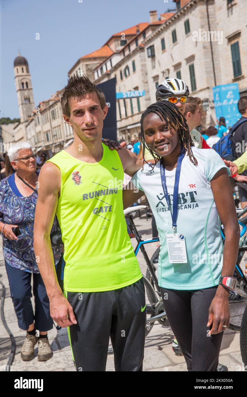 30.04.2017., Dubrovnik, Croatie - le point fort du Motion - les jours des coureurs Dubrovnik est la course de semi-marathon. Le semi-marathon de Dubrovnik est la course avec une approbation cinq étoiles par European Athletics. La route du semi-marathon est de 21,1 kilomètres de long avec le départ et la fin sur Stradun, la rue la plus célèbre et la plus longue de Dubrovnik et continue à l'extérieur de la vieille ville jusqu'à la Rijeka dubrovacka. Vainqueurs du semi-marathon de Dubrovnik Ante Zivkovic de Metkovic (1:16:02) et Lucia Kimani de Bosnie et Hercegovina (1:25:01). Photo: Grgo Jelavic/PIXSELL Banque D'Images