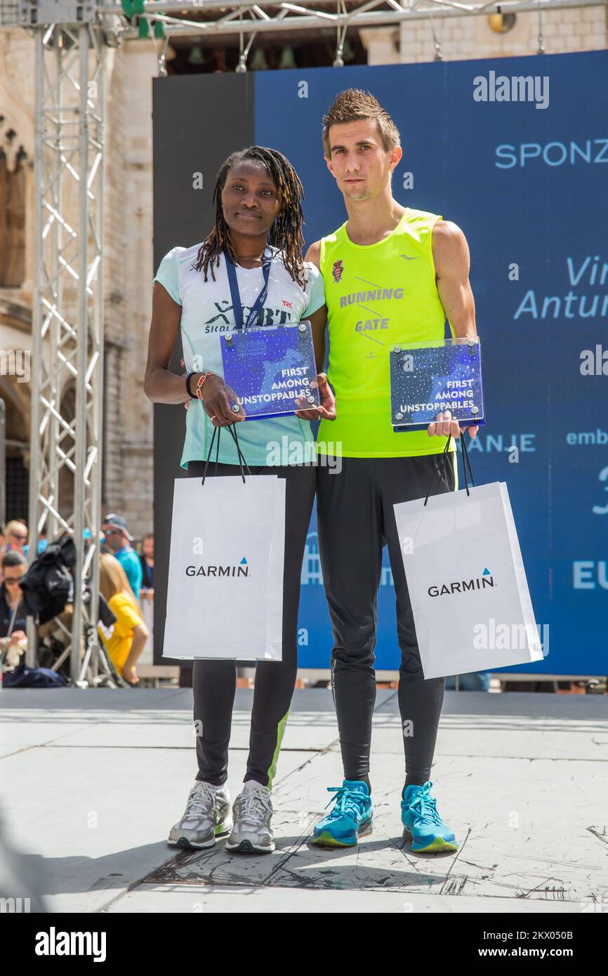 30.04.2017., Dubrovnik, Croatie - le point fort du Motion - les jours des coureurs Dubrovnik est la course de semi-marathon. Le semi-marathon de Dubrovnik est la course avec une approbation cinq étoiles par European Athletics. La route du semi-marathon est de 21,1 kilomètres de long avec le départ et la fin sur Stradun, la rue la plus célèbre et la plus longue de Dubrovnik et continue à l'extérieur de la vieille ville jusqu'à la Rijeka dubrovacka. Vainqueurs du semi-marathon de Dubrovnik Ante Zivkovic de Metkovic (1:16:02) et Lucia Kimani de Bosnie et Hercegovina (1:25:01). Photo: Grgo Jelavic/PIXSELL Banque D'Images