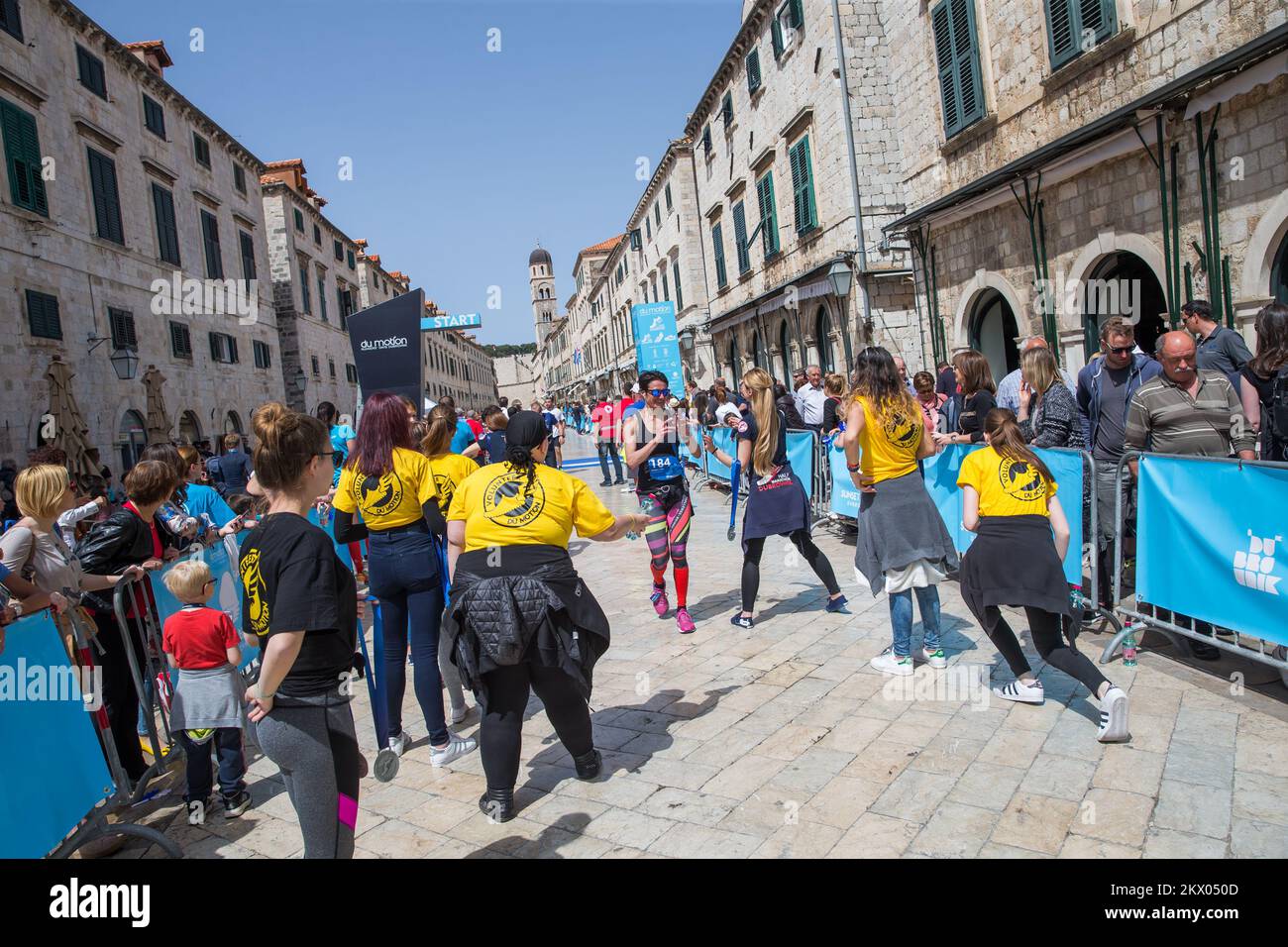 30.04.2017., Dubrovnik, Croatie - le point fort du Motion - les jours des coureurs Dubrovnik est la course de semi-marathon. Le semi-marathon de Dubrovnik est la course avec une approbation cinq étoiles par European Athletics. La route du semi-marathon est de 21,1 kilomètres de long avec le départ et la fin sur Stradun, la rue la plus célèbre et la plus longue de Dubrovnik et continue à l'extérieur de la vieille ville jusqu'à la Rijeka dubrovacka. Photo: Grgo Jelavic/PIXSELL Banque D'Images