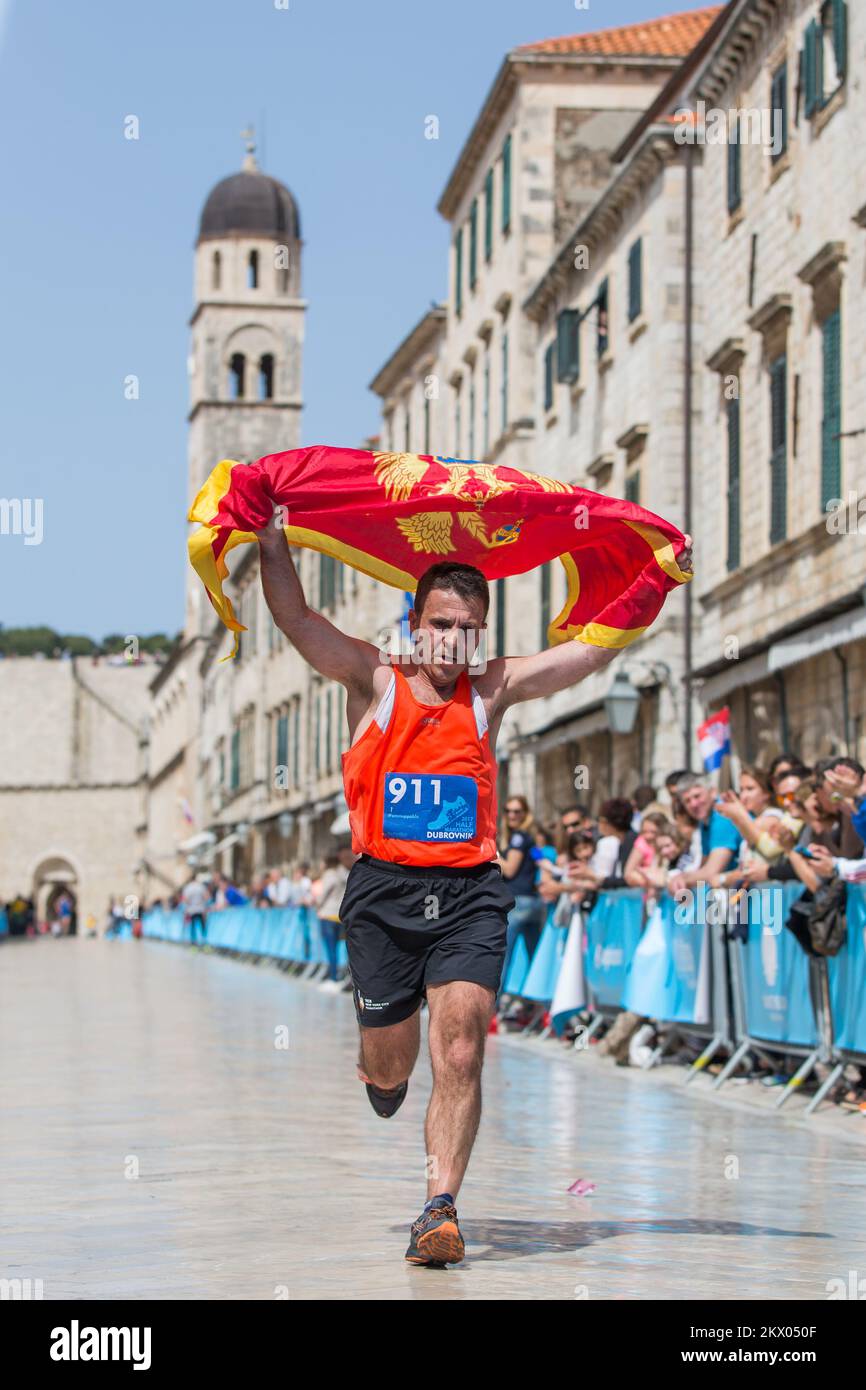 30.04.2017., Dubrovnik, Croatie - le point fort du Motion - les jours des coureurs Dubrovnik est la course de semi-marathon. Le semi-marathon de Dubrovnik est la course avec une approbation cinq étoiles par European Athletics. La route du semi-marathon est de 21,1 kilomètres de long avec le départ et la fin sur Stradun, la rue la plus célèbre et la plus longue de Dubrovnik et continue à l'extérieur de la vieille ville jusqu'à la Rijeka dubrovacka. Photo: Grgo Jelavic/PIXSELL Banque D'Images