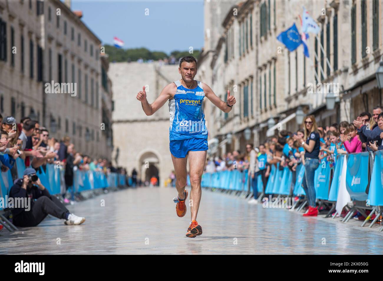 30.04.2017., Dubrovnik, Croatie - le point fort du Motion - les jours des coureurs Dubrovnik est la course de semi-marathon. Le semi-marathon de Dubrovnik est la course avec une approbation cinq étoiles par European Athletics. La route du semi-marathon est de 21,1 kilomètres de long avec le départ et la fin sur Stradun, la rue la plus célèbre et la plus longue de Dubrovnik et continue à l'extérieur de la vieille ville jusqu'à la Rijeka dubrovacka. Zaim Suman. Photo: Grgo Jelavic/PIXSELL Banque D'Images