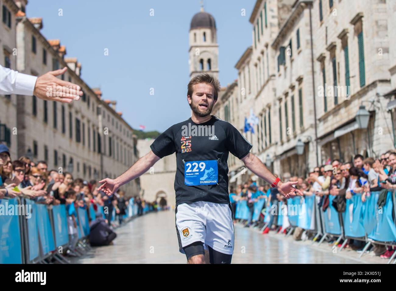 30.04.2017., Dubrovnik, Croatie - le point fort du Motion - les jours des coureurs Dubrovnik est la course de semi-marathon. Le semi-marathon de Dubrovnik est la course avec une approbation cinq étoiles par European Athletics. La route du semi-marathon est de 21,1 kilomètres de long avec le départ et la fin sur Stradun, la rue la plus célèbre et la plus longue de Dubrovnik et continue à l'extérieur de la vieille ville jusqu'à la Rijeka dubrovacka. Benjamin Palmer. Photo: Grgo Jelavic/PIXSELL Banque D'Images