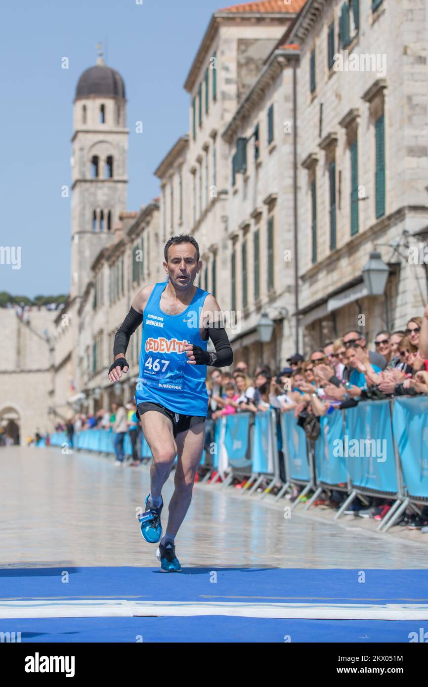 30.04.2017., Dubrovnik, Croatie - le point fort du Motion - les jours des coureurs Dubrovnik est la course de semi-marathon. Le semi-marathon de Dubrovnik est la course avec une approbation cinq étoiles par European Athletics. La route du semi-marathon est de 21,1 kilomètres de long avec le départ et la fin sur Stradun, la rue la plus célèbre et la plus longue de Dubrovnik et continue à l'extérieur de la vieille ville jusqu'à la Rijeka dubrovacka. Drago Paripovic. Photo: Grgo Jelavic/PIXSELL Banque D'Images