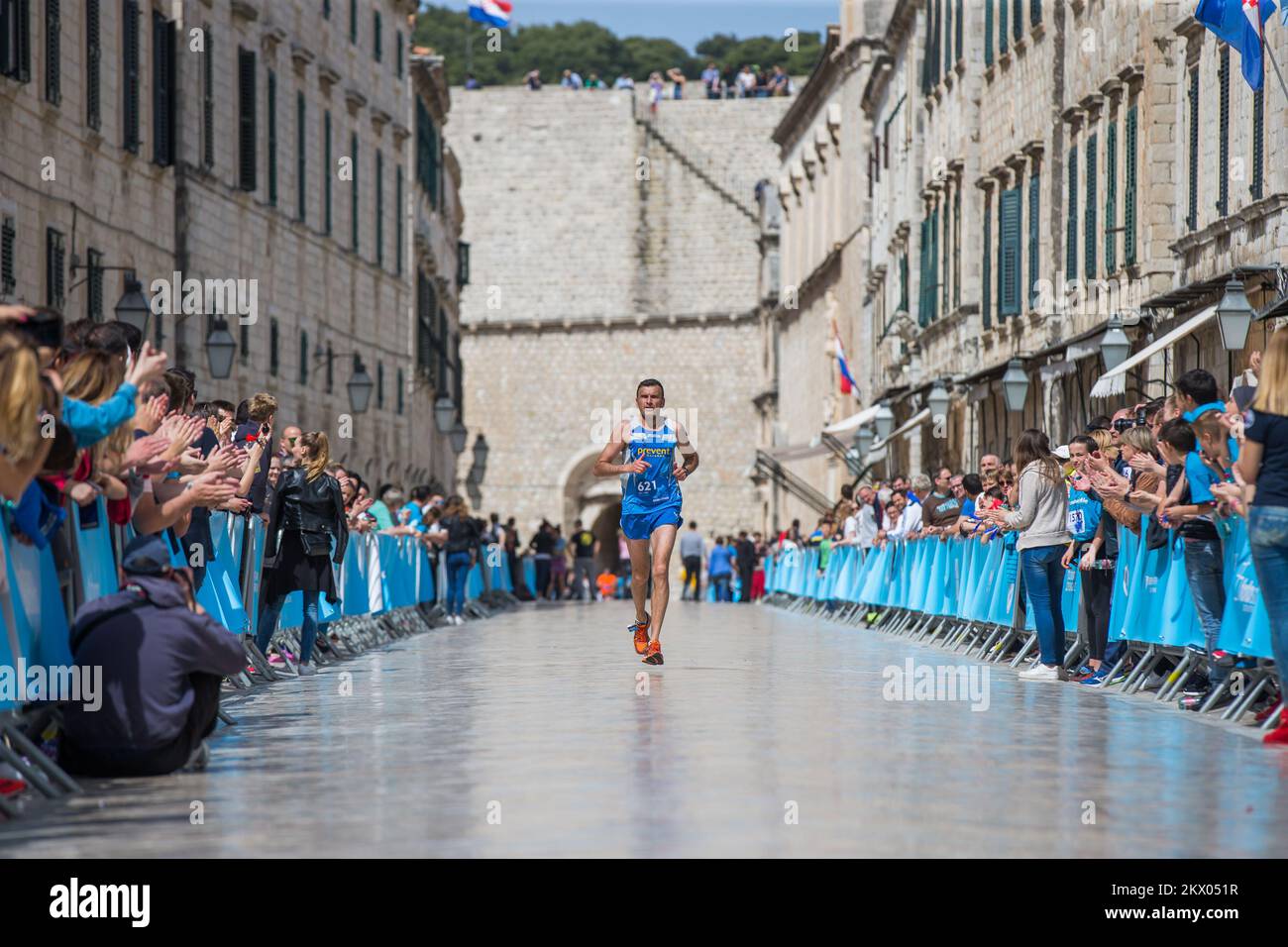 30.04.2017., Dubrovnik, Croatie - le point fort du Motion - les jours des coureurs Dubrovnik est la course de semi-marathon. Le semi-marathon de Dubrovnik est la course avec une approbation cinq étoiles par European Athletics. La route du semi-marathon est de 21,1 kilomètres de long avec le départ et la fin sur Stradun, la rue la plus célèbre et la plus longue de Dubrovnik et continue à l'extérieur de la vieille ville jusqu'à la Rijeka dubrovacka. Zaim Suman. Photo: Grgo Jelavic/PIXSELL Banque D'Images