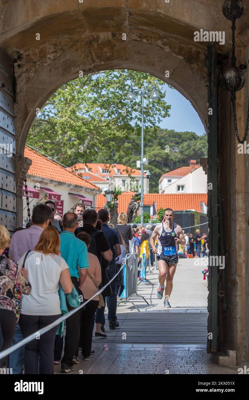30.04.2017., Dubrovnik, Croatie - le point fort du Motion - les jours des coureurs Dubrovnik est la course de semi-marathon. Le semi-marathon de Dubrovnik est la course avec une approbation cinq étoiles par European Athletics. La route du semi-marathon est de 21,1 kilomètres de long avec le départ et la fin sur Stradun, la rue la plus célèbre et la plus longue de Dubrovnik et continue à l'extérieur de la vieille ville jusqu'à la Rijeka dubrovacka. Photo: Grgo Jelavic/PIXSELL Banque D'Images