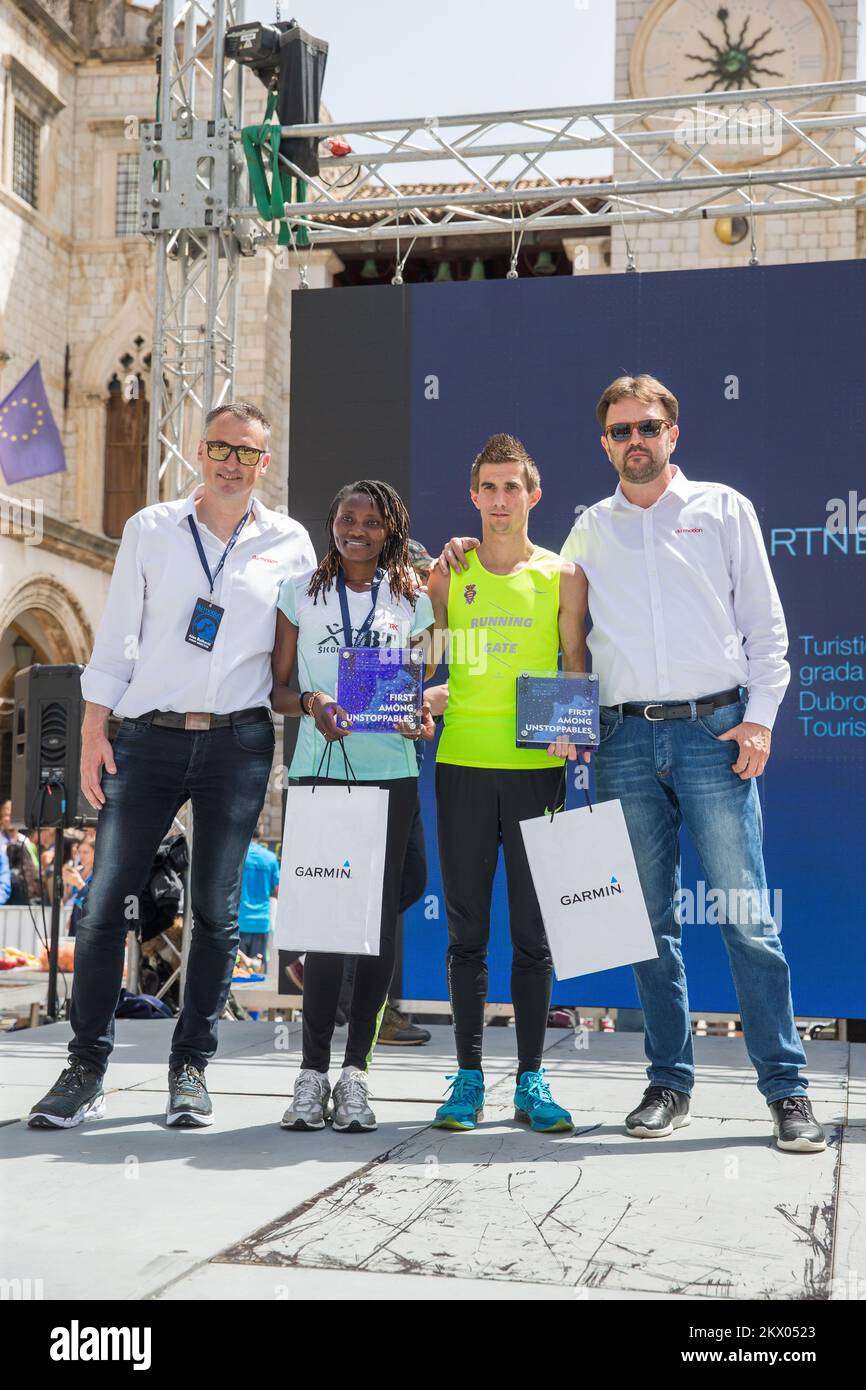 30.04.2017., Dubrovnik, Croatie - le point fort du Motion - les jours des coureurs Dubrovnik est la course de semi-marathon. Le semi-marathon de Dubrovnik est la course avec une approbation cinq étoiles par European Athletics. La route du semi-marathon est de 21,1 kilomètres de long avec le départ et la fin sur Stradun, la rue la plus célèbre et la plus longue de Dubrovnik et continue à l'extérieur de la vieille ville jusqu'à la Rijeka dubrovacka. Vainqueurs du semi-marathon de Dubrovnik Ante Zivkovic de Metkovic (1:16:02) et Lucia Kimani de Bosnie et Hercegovina (1:25:01). Photo: Grgo Jelavic/PIXSELL Banque D'Images