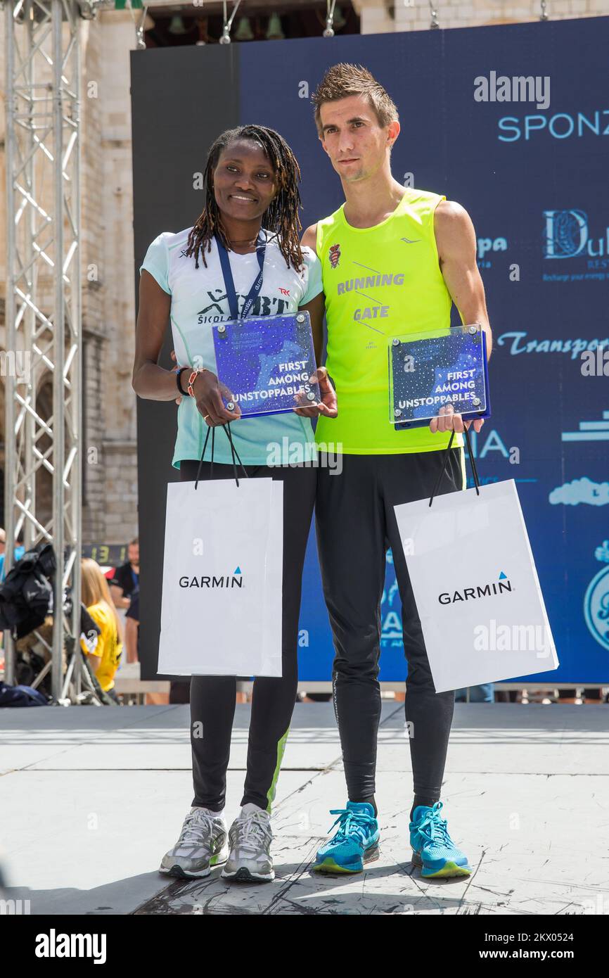 30.04.2017., Dubrovnik, Croatie - le point fort du Motion - les jours des coureurs Dubrovnik est la course de semi-marathon. Le semi-marathon de Dubrovnik est la course avec une approbation cinq étoiles par European Athletics. La route du semi-marathon est de 21,1 kilomètres de long avec le départ et la fin sur Stradun, la rue la plus célèbre et la plus longue de Dubrovnik et continue à l'extérieur de la vieille ville jusqu'à la Rijeka dubrovacka. Vainqueurs du semi-marathon de Dubrovnik Ante Zivkovic de Metkovic (1:16:02) et Lucia Kimani de Bosnie et Hercegovina (1:25:01). Photo: Grgo Jelavic/PIXSELL Banque D'Images