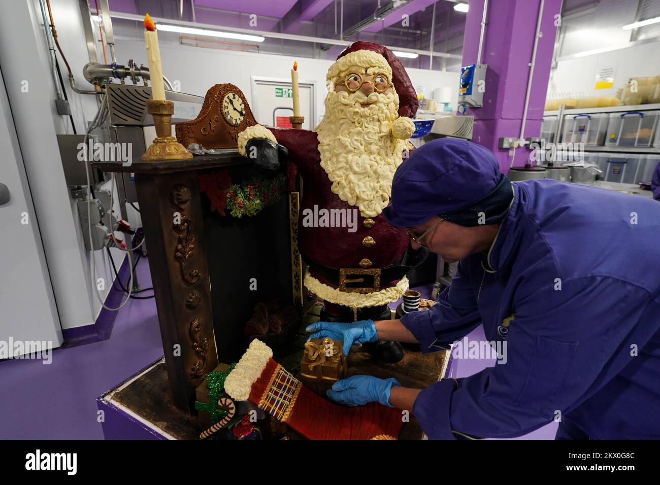 Dawn Jenks, chocolatier mondial de Cadbury, ajoute la touche finale à la  création de Noël du Père Noël à Cadbury World à Birmingham. Les  chocolatiers ont utilisé quatre grands blocs de chocolat