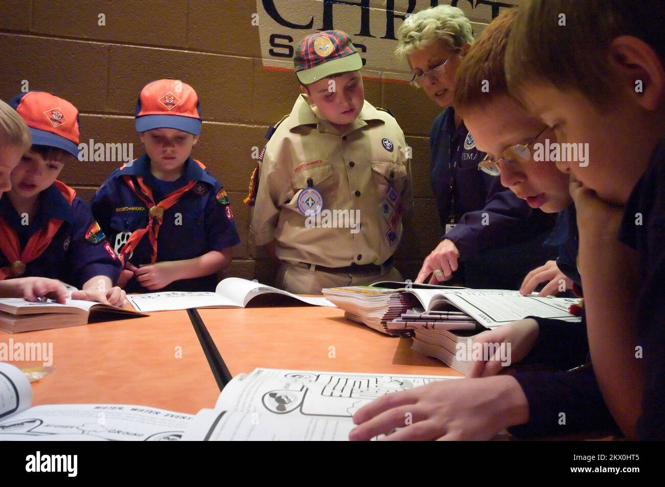 Les scouts de CUB apprennent à connaître la sécurité des tempêtes. Photographies relatives aux programmes, aux activités et aux fonctionnaires de gestion des catastrophes et des situations d'urgence Banque D'Images