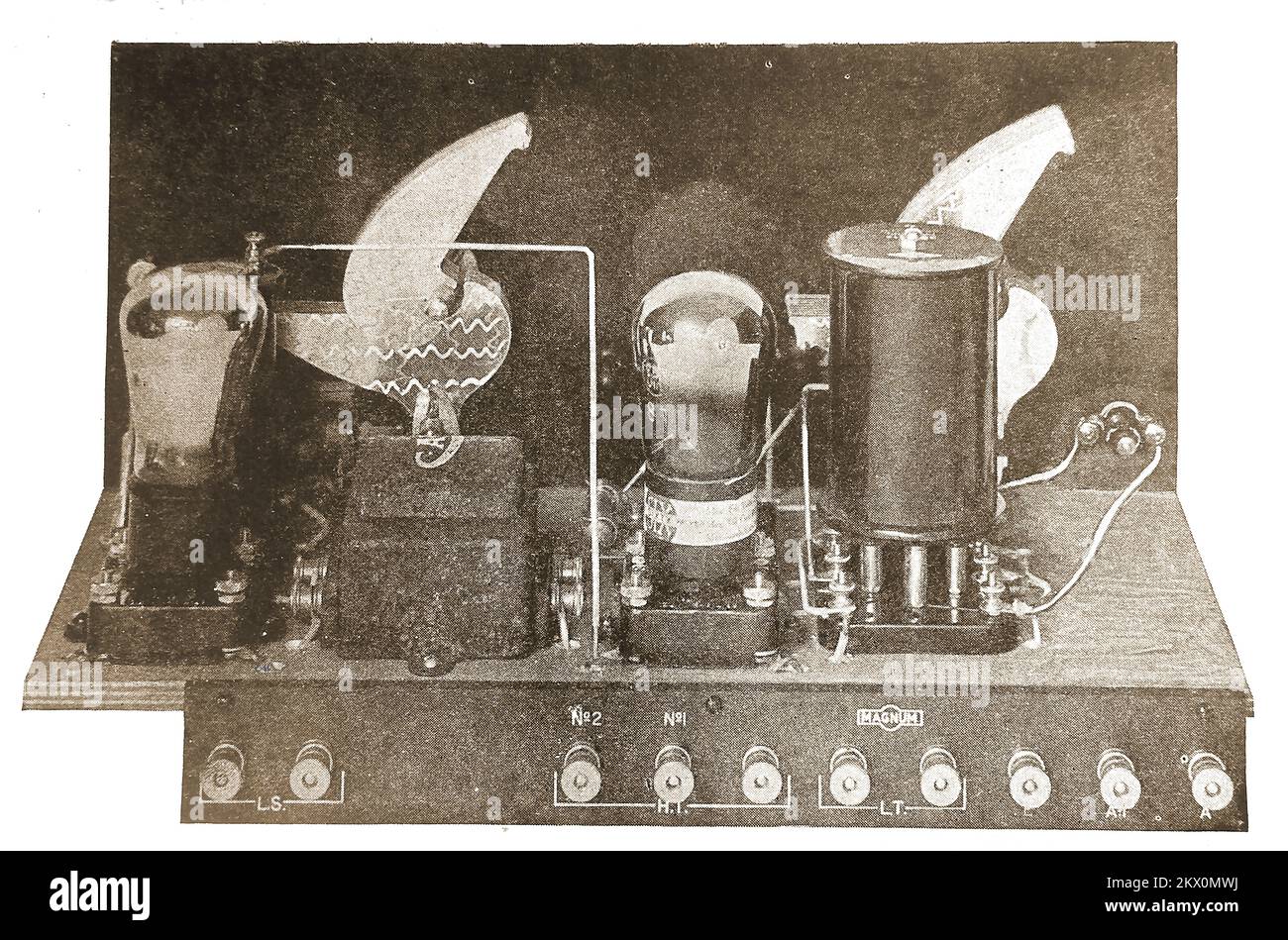 Un ancien ensemble radio à deux soupapes « Magnum » fabriqué par Burne-Jones, de Londres, en Angleterre Banque D'Images