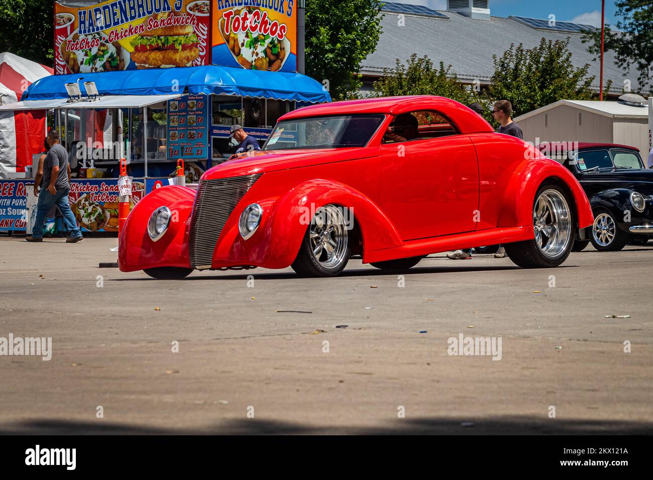 Des Moines, IA - 03 juillet 2022 : vue grand angle à l'angle avant d'un robère coupé Ford 1937 lors d'un salon de voiture local. Banque D'Images