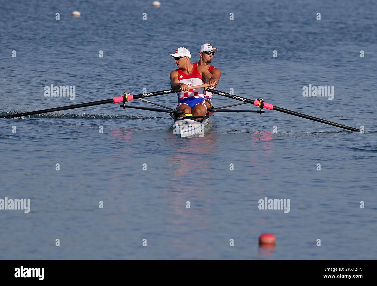 Martin et Valent Sinkovic, champions olympiques croates de l'aviron, forment des couples sans coxin sur le lac Jarun à Zagreb, en Croatie, sur 22 juin 2017. Après avoir dominé la discipline des doubles crânes et restant inbattus pendant trois ans, les frères changent de discipline qu'ils font maintenant la course dans les paires sans coxless. Photo: Igor Kralj/PIXSELL Banque D'Images