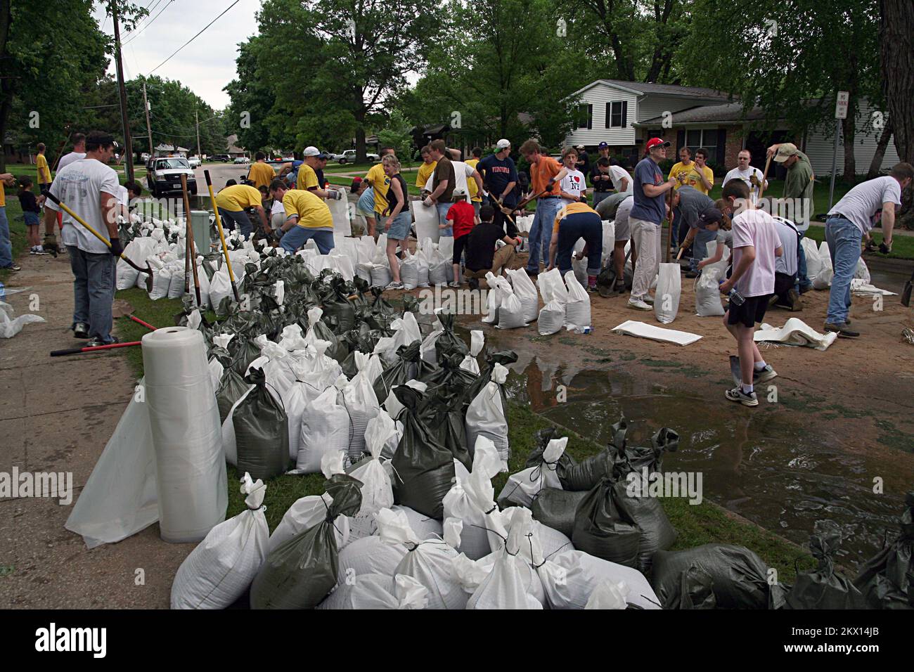Tempêtes, tornades et inondations graves, Iowa City, IA, Les bénévoles de 8 juin 2008 ont rempli des sacs de sable pour les placer autour des maisons sur la promenade Normandy, qui a été inondée par la rivière Iowa adjacente. Plusieurs comtés de l'Iowa ont été déclarés zones sinistrées en raison des récents orages et tornades. Photographies relatives aux programmes, aux activités et aux fonctionnaires de gestion des catastrophes et des situations d'urgence Banque D'Images Tempêtes, tornades et inondations graves, Iowa City, IA, Les bénévoles de 8 juin 2008 ont rempli des sacs de sable pour les placer autour des maisons sur la promenade Normandy, qui a été inondée par la rivière Iowa adjacente. Plusieurs comtés de l'Iowa ont été déclarés zones sinistrées en raison des récents orages et tornades. Photographies relatives aux programmes, aux activités et aux fonctionnaires de gestion des catastrophes et des situations d'urgence Banque D'Images