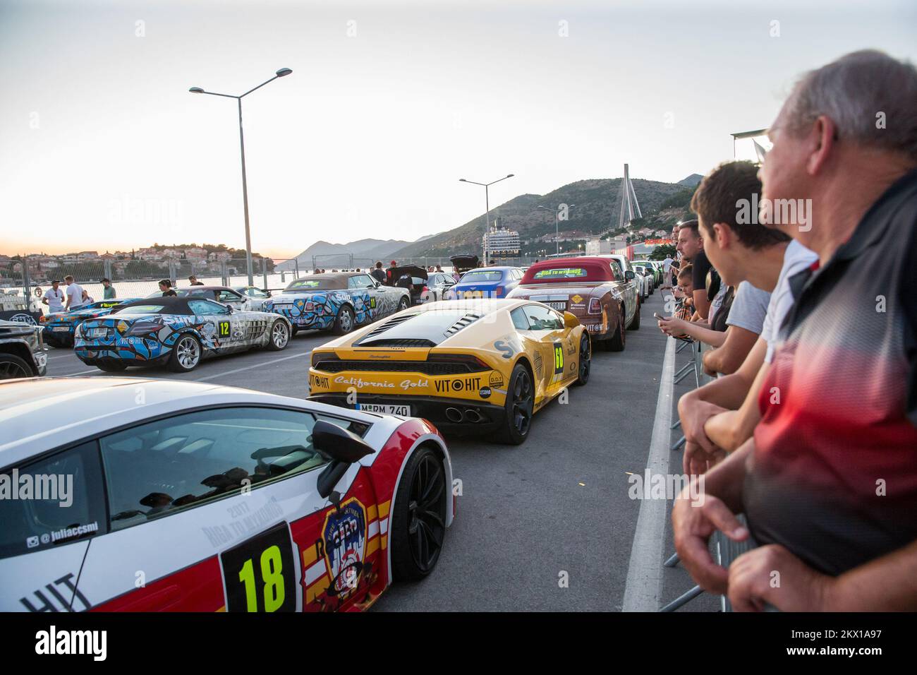 04.07.2017., Dubrovnik, Croatie - Gumball 3000 Rally est un voyage annuel de luxe sur route automobile qui a lieu chaque année et qui voyage sur un autre parcours de 3000 miles (4 800 km). Du 1st au 7th juillet 150, des supercars de luxe haut de gamme exploseront de Riga, en Lettonie, à l'île grecque de Mykonos, en mer Égée. Les pilotes de rallye Gumball 3000 présentent leurs véhicules à Port de Gruz. Photo: Grgo Jelavic/PIXSELL Banque D'Images