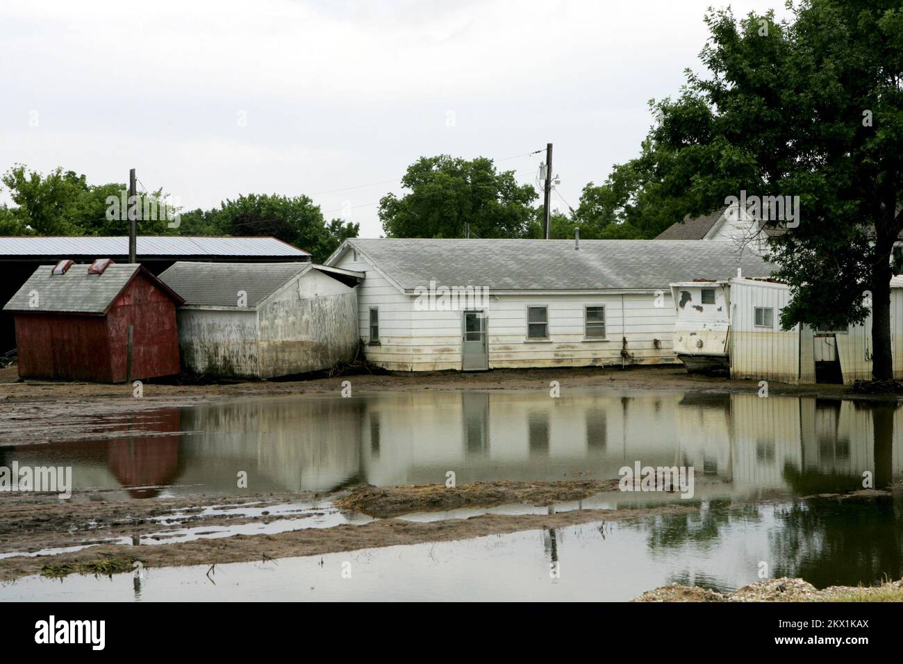 Tempêtes, tornades et inondations graves, Oakville, Iowa, Les déplacements et les tas de l