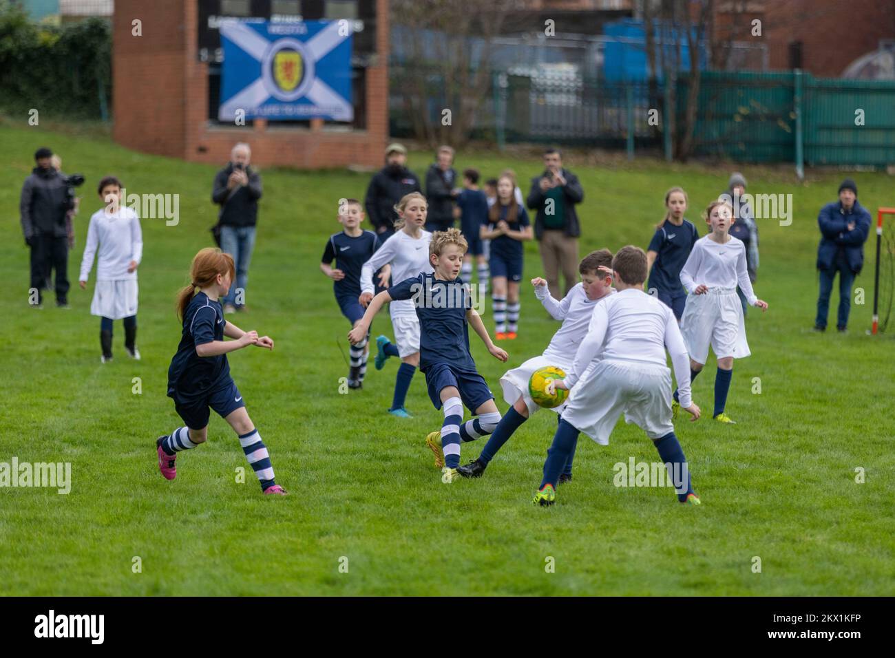 Écoliers de l'école primaire d'Hyndland pendant le 150th anniversaire de l'Écosse contre l'Angleterre à l'événement de loisirs du terrain de cricket de l'Ouest de l'Écosse. Date de la photo: Mercredi 30 novembre 2022. Banque D'Images