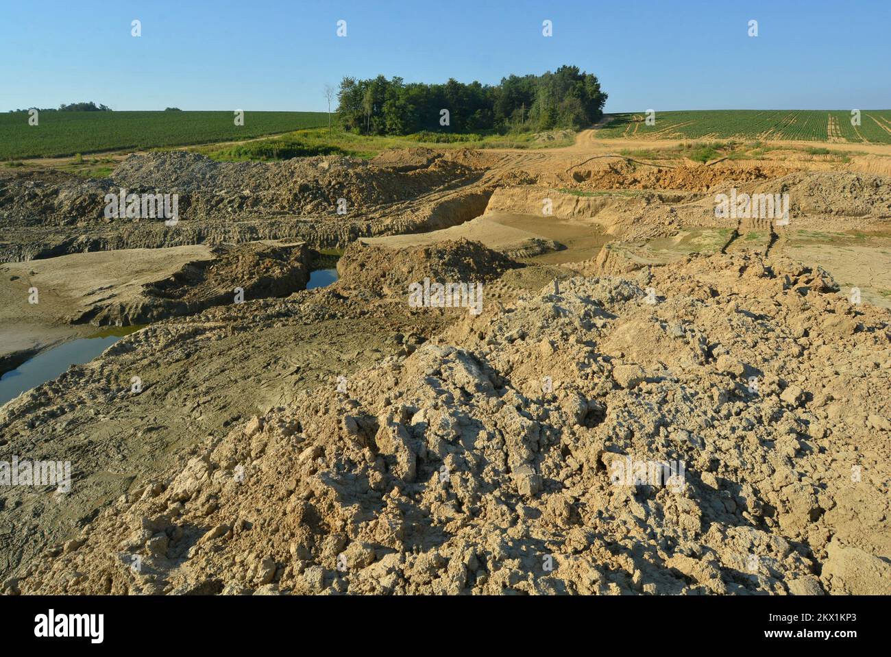 21.07.2017., Croatie, Gresnica, Kaniska Iva - grandes zones de production agricole pendant la chaleur estivale des bouchons d'irrigation, pour lesquelles il est nécessaire d'accumuler de l'eau. Cependant, la période prolongée de sécheresse conduit à l'assèchement du lac. Photo: Damir Spehar/PIXSELL Banque D'Images