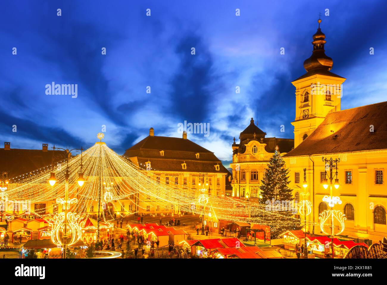 Sibiu, Roumanie. Image de nuit avec marché de Noël Sibiu dans la grande place, le centre-ville médiéval de Transylvanie. Banque D'Images