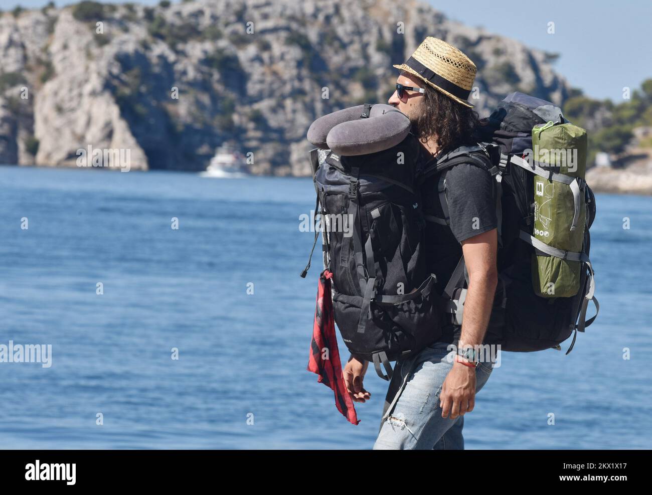 02.08.2017., Croatie, Sibenik - Un touriste chargé d'un sac à dos marchant  le long du front de mer. Photo: Hrvoje Jelavic/PIXSELL Photo Stock - Alamy