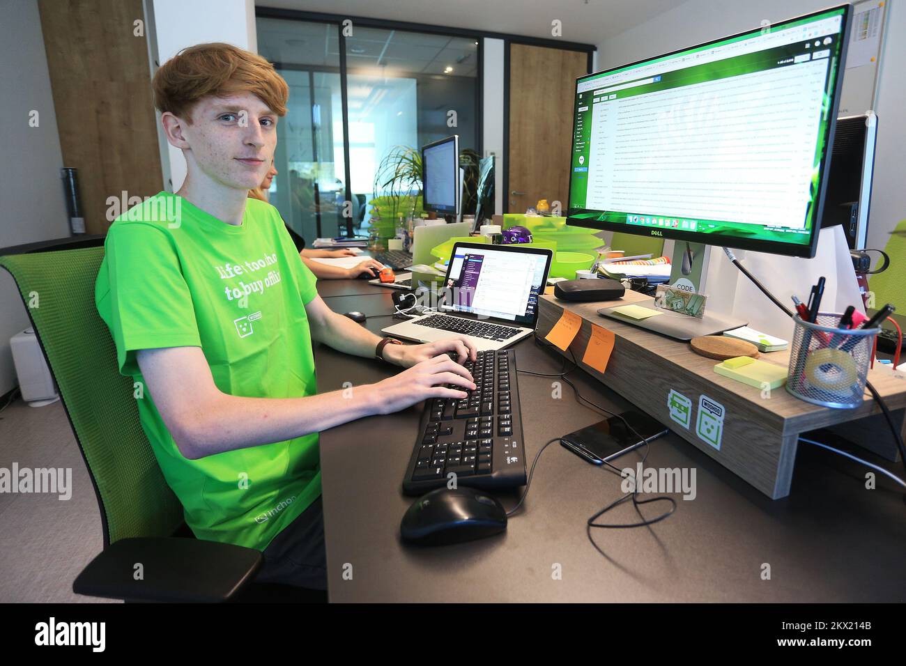 04.08.2017., Croatie, Osijek - Nicholas Johns-Davies est un jeune programmeur du pays de Galles qui a déménagé à Osijek. Avec Osijek, il a été connecté par des collègues de la région avec lesquels il a joué à des jeux vidéo. Il prévoyait une visite touristique, mais voulait essayer quelque chose de nouveau et bientôt un emploi dans LA société INFORMATIQUE. L'entreprise Osijek Inchoo compte 40 employés, l'employé le plus âgé est âgé de 40 ans et les clients sont pour la plupart étrangers. Il a eu un problème en raison des difficultés juridiques dans l'emploi des étrangers, parce que le Royaume-Uni est l'un des cinq États membres de l'UE qui ont prolongé le moratoire «la stricte de l'emploi Banque D'Images