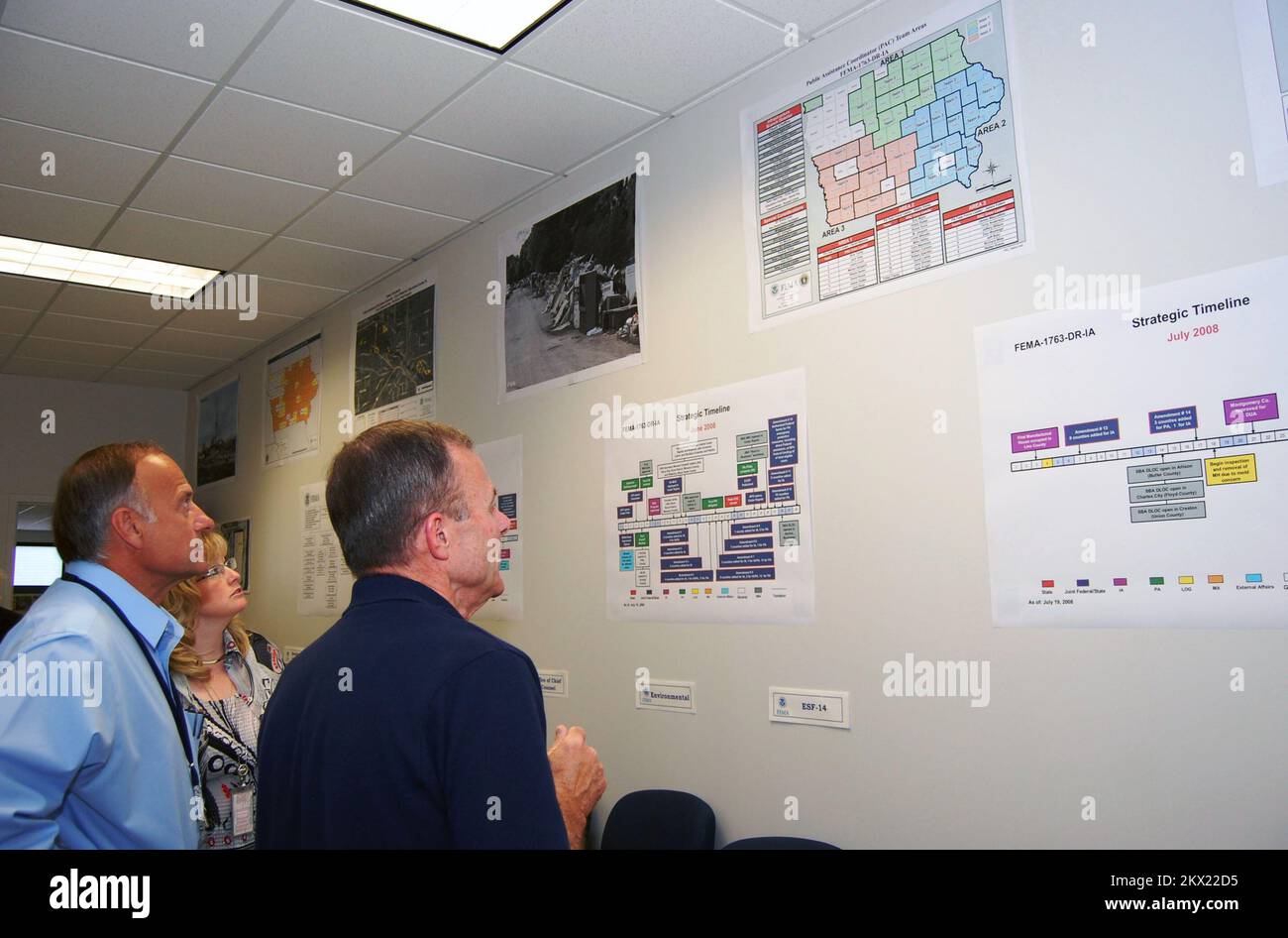 Tempêtes, tornades et inondations graves, des Moines, IA, 27 juillet 2008 Bill Vogel, FEMA FCO (Agent fédéral de coordination) informe Steve King du District 5, IA, en utilisant les cartes, photos et horaires mis à jour dans la salle de conférence. Photographies relatives aux programmes, aux activités et aux fonctionnaires de gestion des catastrophes et des situations d'urgence Banque D'Images