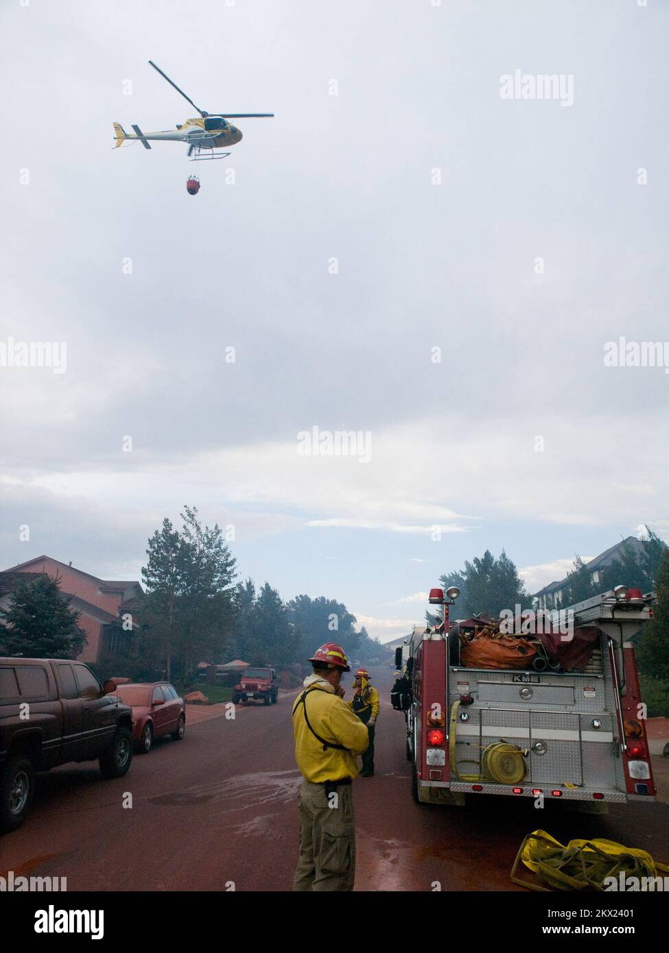 Lakewood, CO, 4 août 2008 Un hélicoptère dépose des seaux d'eau pour aider les pompiers alors que le feu de la montagne verte est arrivé à la ligne de maison. Les vents forts ont retardé l'utilisation du support d'air jusqu'à plus tard dans la journée. Photo Michael Rieger/FEMA. Photographies relatives aux programmes, aux activités et aux fonctionnaires de gestion des catastrophes et des situations d'urgence Banque D'Images