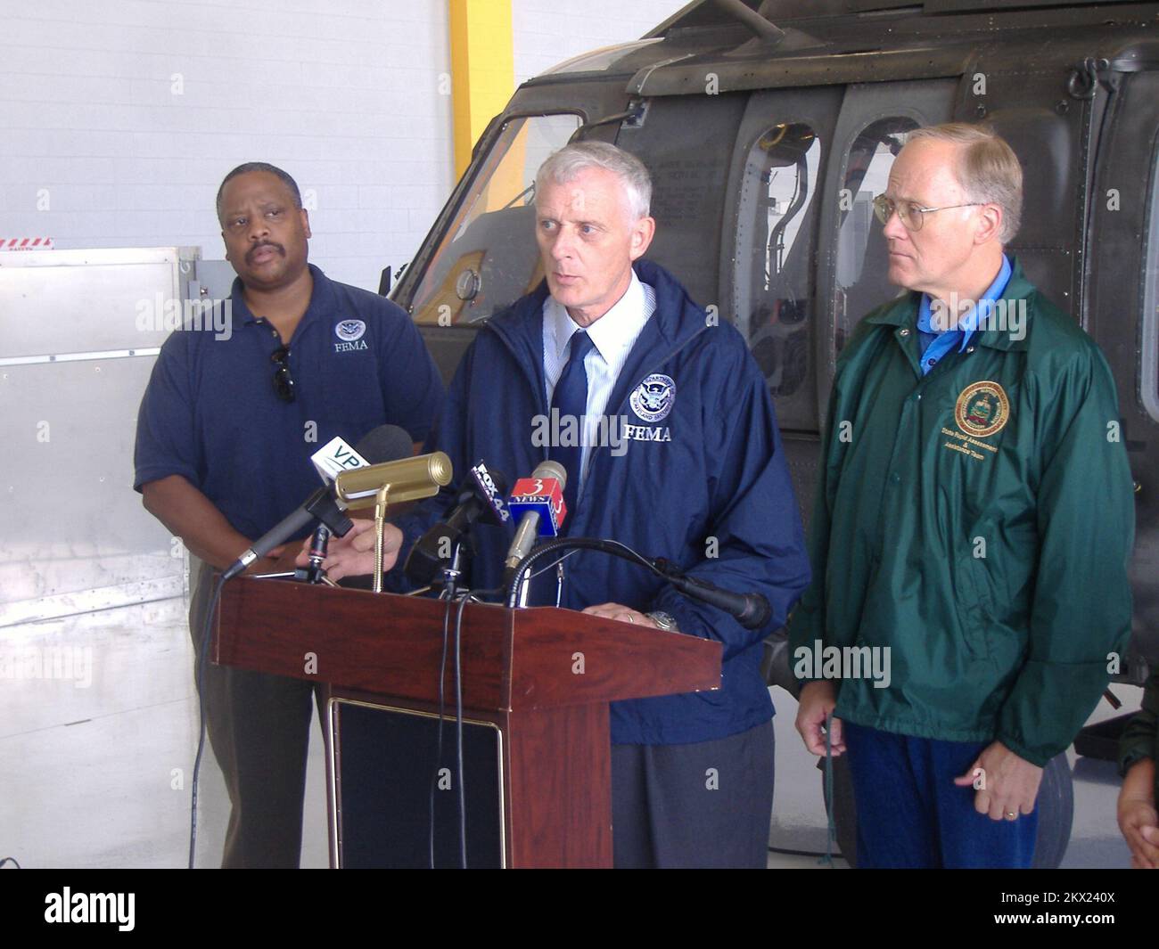 Burlington, Vermont, 7 août 2008 Administrateur de la région de la FEMA I des crampons d'art, flanqués par le gouverneur du Vermont Jim Douglas et FCO Phil Parr, s'adoptions aux médias à la suite d'une visite aérienne des dégâts causés par les inondations. Plusieurs jours de fortes pluies ont provoqué les inondations qui ont touché de grandes parties de l'État. FEMA photo/Brian Hvinden.. Photographies relatives aux programmes, aux activités et aux fonctionnaires de gestion des catastrophes et des situations d'urgence Banque D'Images