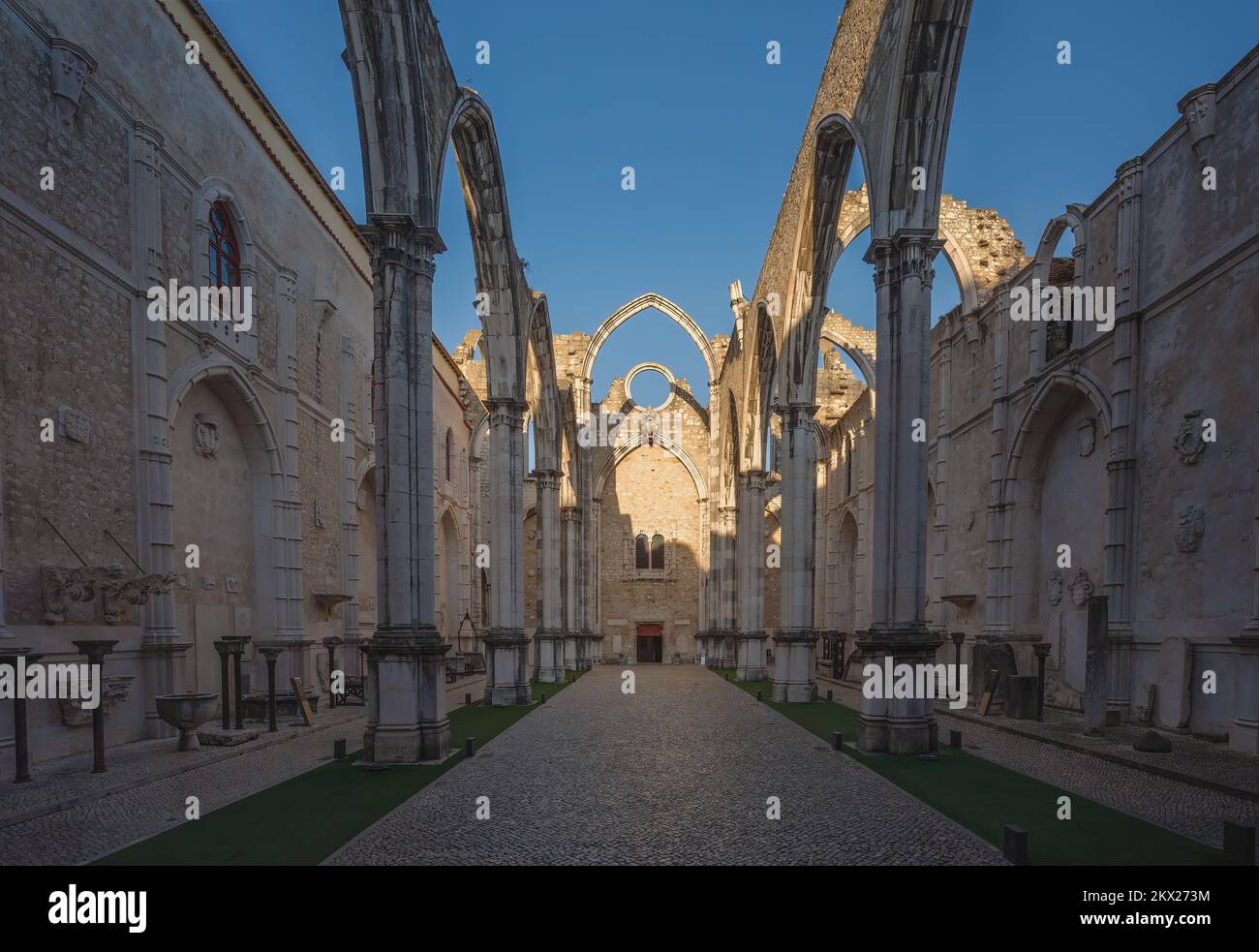 Ruines de la nef principale de l'église de Carmo au couvent de Carmo (Convento do Carmo) - Lisbonne, Portugal Banque D'Images
