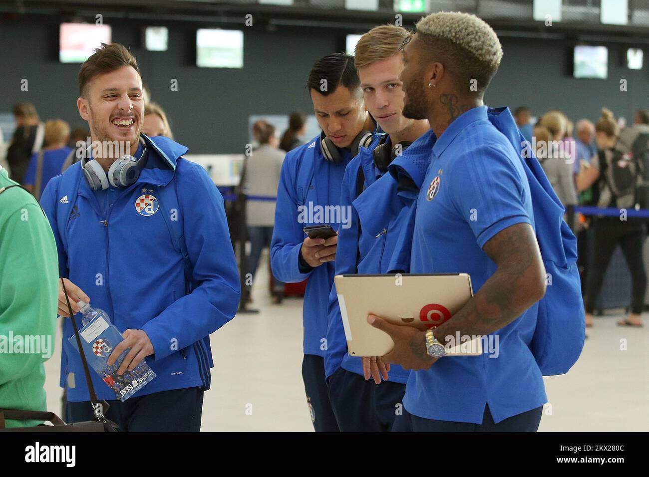 23.08.2017., Zagreb, Croatie - départ des footballeurs GNK Dinamo pour un match de la Ligue européenne contre Skenderbeu en Albanie depuis l'aéroport Franjo Tudjman. Angelo Henriquez, Leonardo German Sigali, Daniel Carvajal Olmo, Junior Fernandes. Photo: Goran Stanzl/PIXSELL Banque D'Images