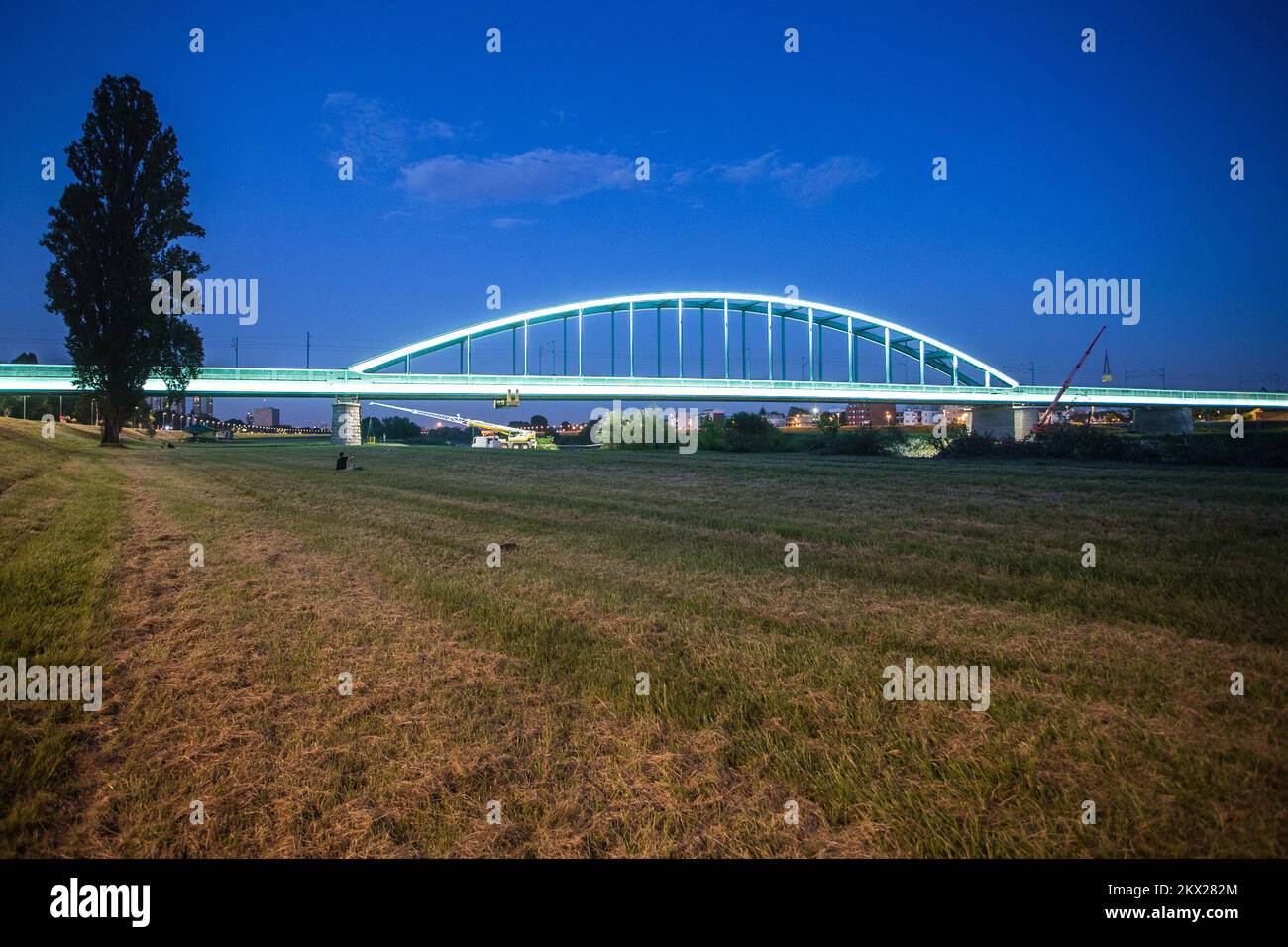 03.06.2017., Zagreb, Croatie - le pont ferroviaire vert sur la rivière Sava, grâce au graffiti avec le nom de Jimi Hendrix, a reçu un statut presque culte et est devenu l'un des symboles de la culture pop urbaine de Zagreb et il est appelé pont Hendrix. Il a été récemment décoré avec l'éclairage soulignant les contours de la partie inférieure du pont sur toute la longueur du faisceau principal (310m) et la structure supérieure du pont avec lumière statique, neutre blanc, tandis que l'éclairage de couleur dynamique s'active en passant le train avec le premier wagon derrière la locomotive . Photo: Davor Pukla Banque D'Images