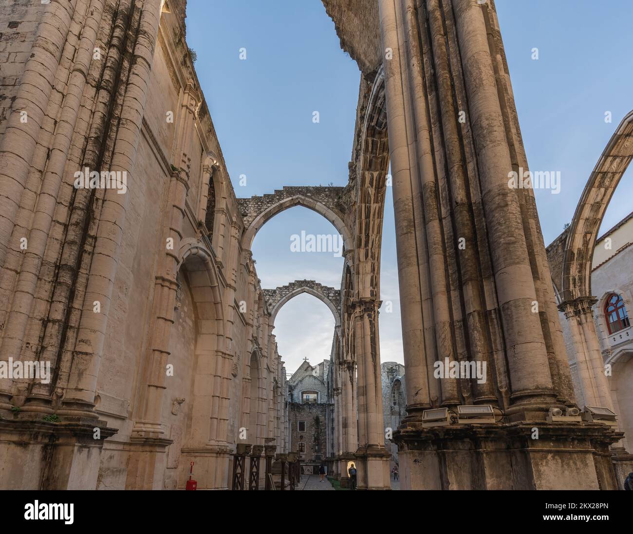 Ruines de la nef principale de l'église de Carmo au couvent de Carmo (Convento do Carmo) - Lisbonne, Portugal Banque D'Images