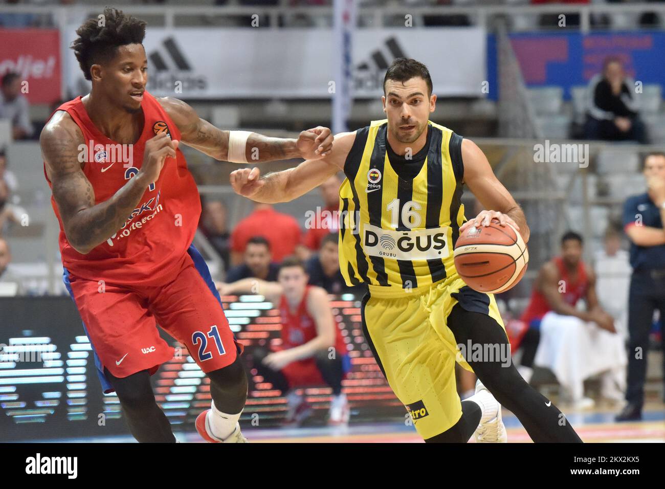 24.09.2017., Zadar, Croatie - Tournoi de basket-ball des Dogus de Zadar entre Fenerbahce Dogus - CSKA Moscou au Centre sportif Visnjik - salle de ski Kressimir à Zadar, Croatie, 24 septembre 2017. Konstantinos Sloukas, Clyburn. Photo: Dino Stanin/PIXSELL Banque D'Images