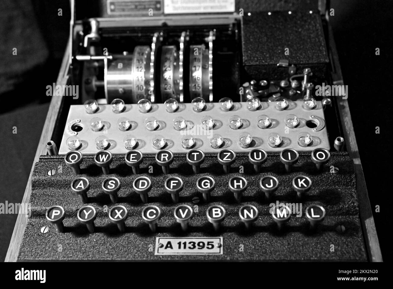 Un Enigma allemand de la Seconde Guerre mondiale codant les détails clés de machine avec les ampoules et les rotors exposés pour l'inspection Discovery Museum Newcastle Banque D'Images