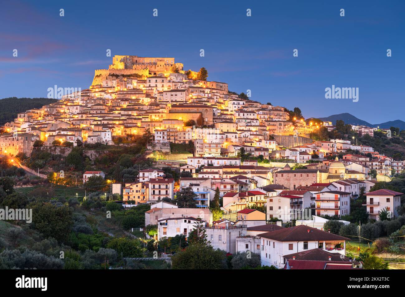 Rocca Imperiale, Italie ville au sommet d'une colline de nuit dans la région de Calabre. Banque D'Images