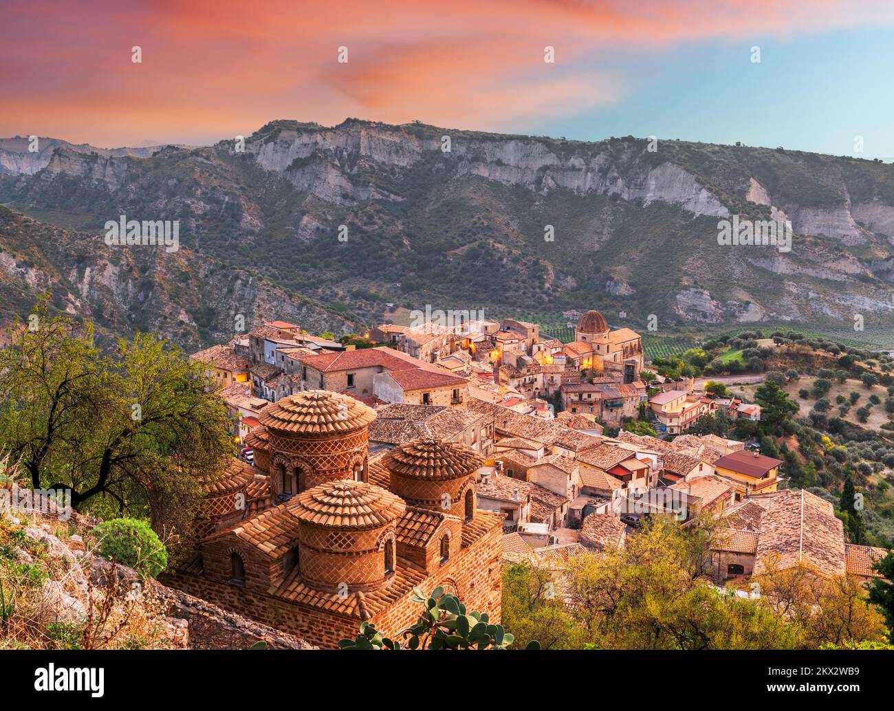 Stilo, Italie avec l'église byzantine au crépuscule. Banque D'Images