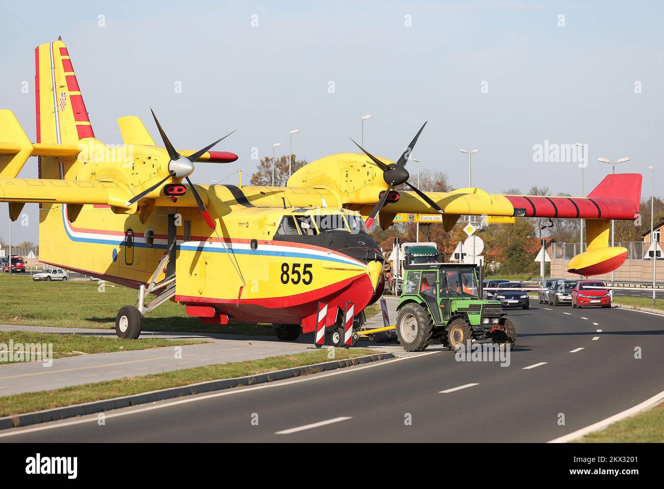 20.10.2017., Velika Gorica, Croatie - transport de Canadair CL-415 via la rue Velikogoricka qui a été temporairement fermée vers le Centre de technologie de l'aéronef. Photo: Borna Filic/PIXSELL Banque D'Images