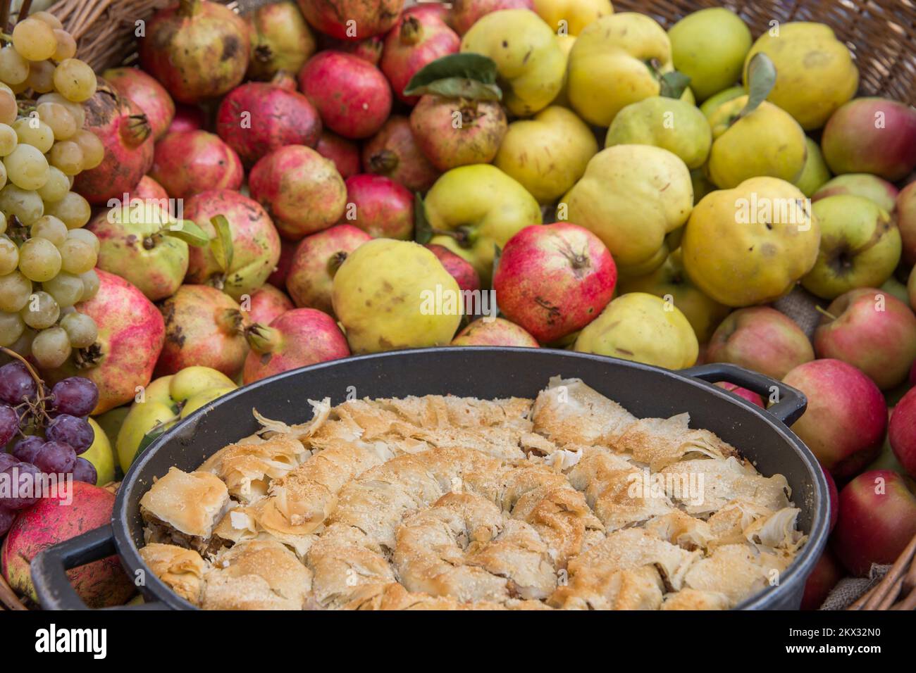 22.10.2017., Dubrovnik, Croatie - Festival de la bonne alimentation 2017 à Dubrovnik, 22 octobre 2017. Le célèbre Dubrovnik trpeza, ou Dubrovnik Table, est le point culminant du dernier jour du Good Food Festival, qui dispose d'une longue table le long de toute la rue principale de Stradun, où de nombreux hôtels, restaurants, pâtisseries et traiteurs de Dubrovnik présenteront leurs compétences et leurs créations. Photo: Grgo Jelavic/PIXSELL Banque D'Images