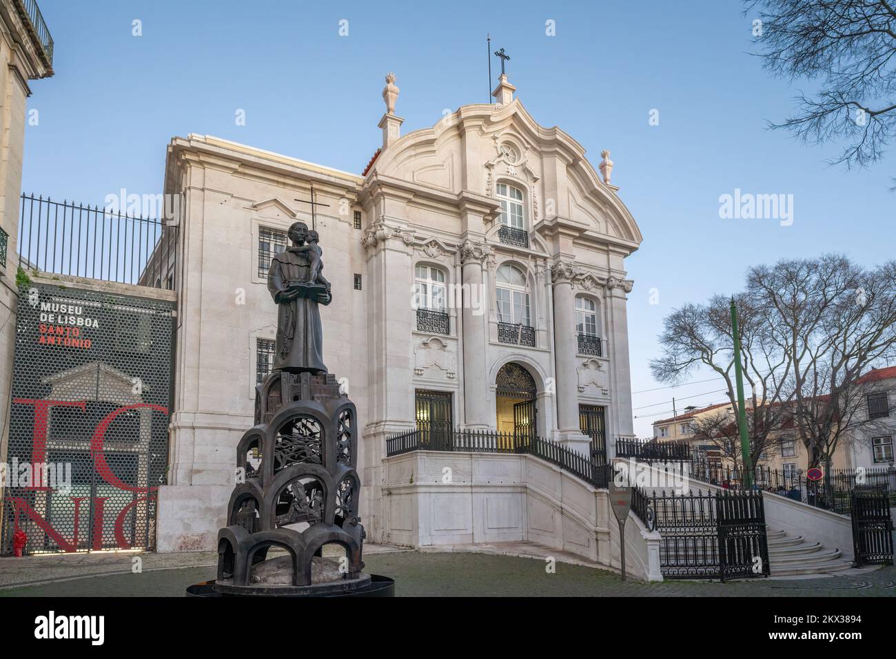 Statue de Saint Anthony devant l'église de Saint Anthony (Igreja Santo Antonio de Lisboa) - Lisbonne, Portugal Banque D'Images