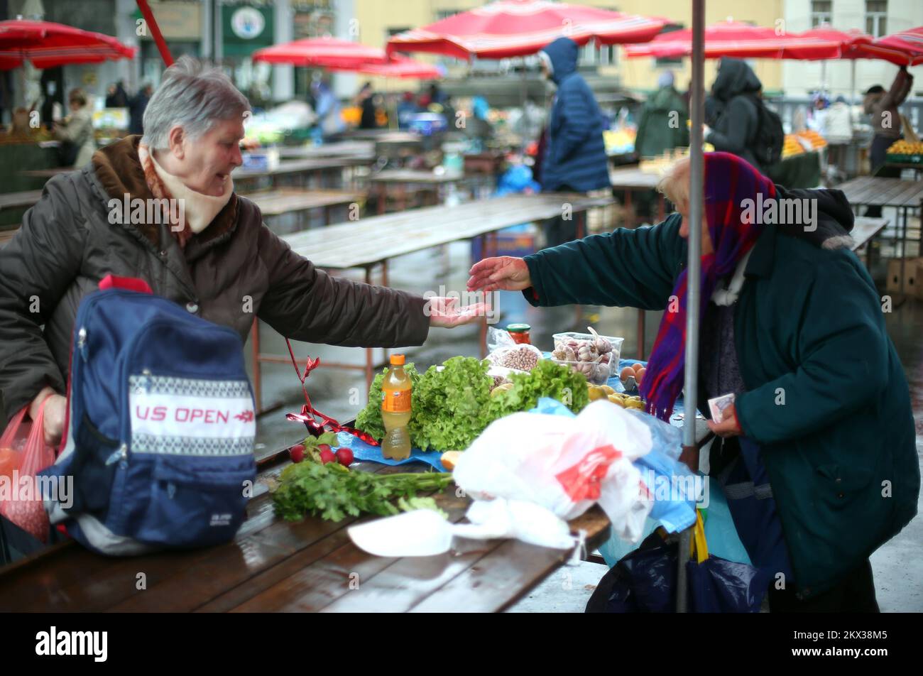 07.11.2017., Croatie, Zagreb - Un jour froid et pluvieux au marché de Dolac. Peu de vendeurs ont exposé leurs produits sur le marché ce matin et pour ce temps froid et pluvieux, les acheteurs et les vendeurs ont dû porter des vêtements superposés. Photo: Sanjin Strukic/PIXSELL Banque D'Images