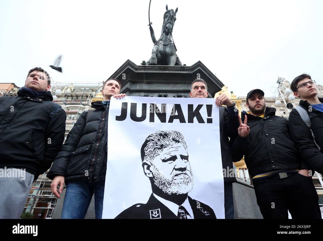 30.11.2017., Zagreb, Croatie - membres de GO! - Le parti Generation of Renewal a allumé des bougies sur la place Ban Jelacic et rendu hommage au général Slobodan Praljak, décédé après avoir semblé boire du poison au tribunal de la Haye alors que les juges de l'ONU confirmèrent sa peine de 20 ans. Photo: Sanjin Strukic/PIXSELL Banque D'Images