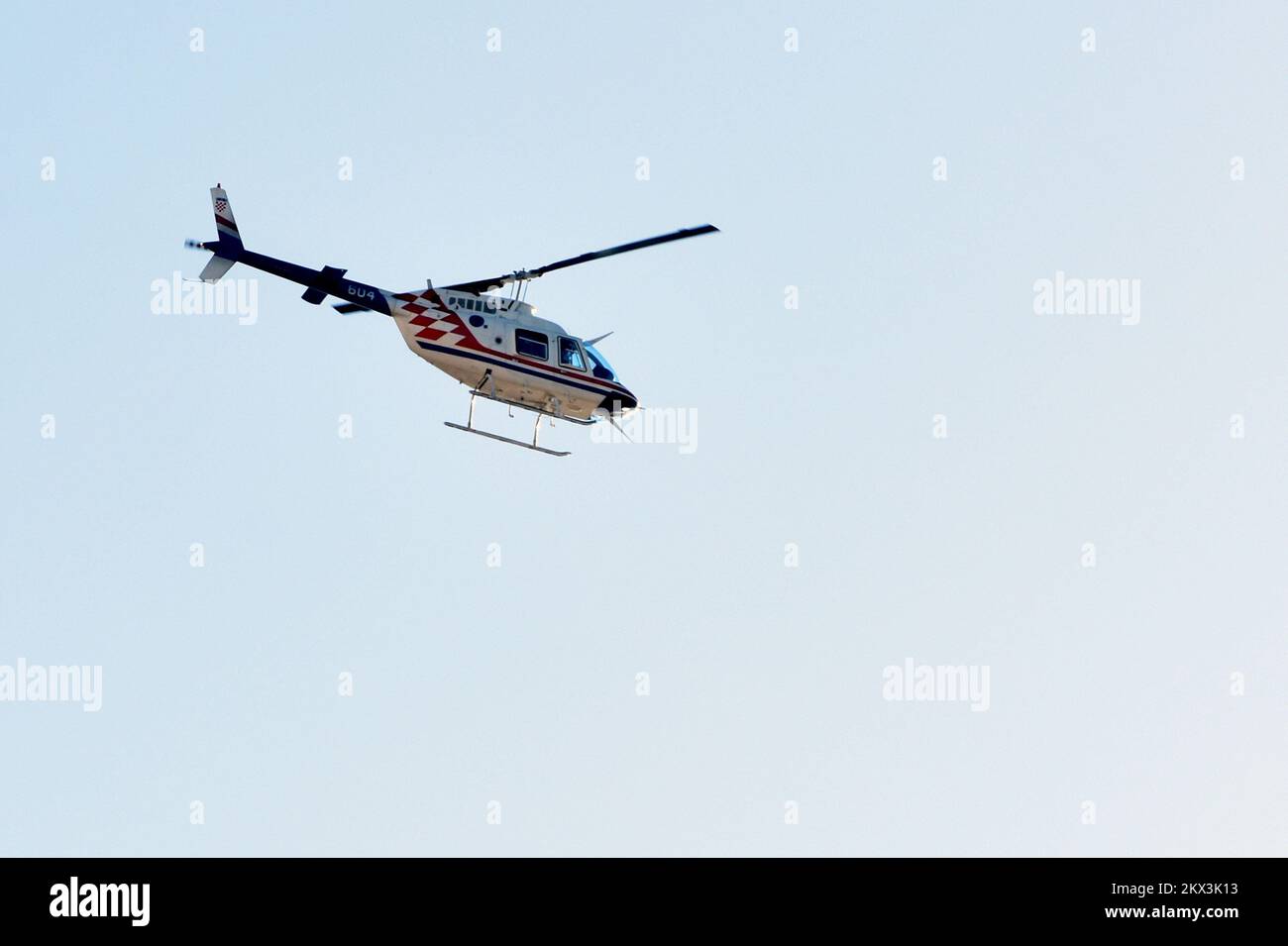 01.12.2017., Sibenik, Croatie - l'hélicoptère Bell 206 appartenant à l'Armée de l'air croate et à la Défense aérienne. Photo: Hrvoje Jelavic/PIXSELL Banque D'Images