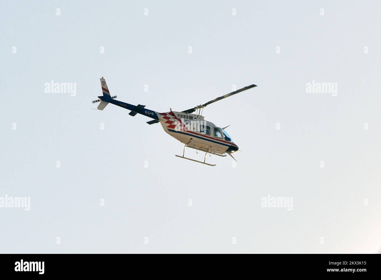 01.12.2017., Sibenik, Croatie - l'hélicoptère Bell 206 appartenant à l'Armée de l'air croate et à la Défense aérienne. Photo: Hrvoje Jelavic/PIXSELL Banque D'Images