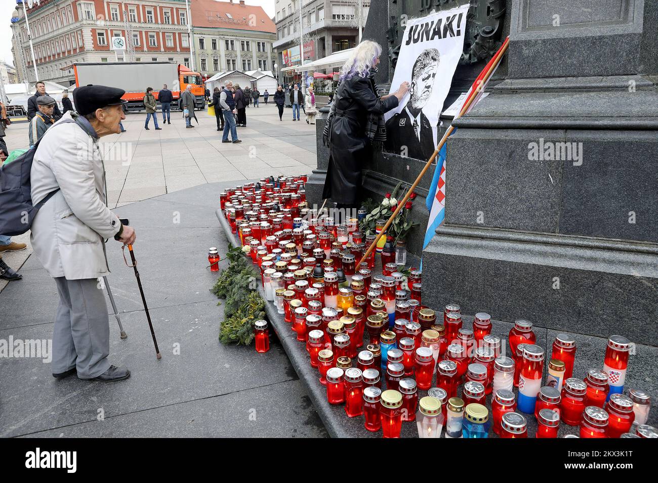 01.12.2017., Zagreb, Croatie - les citoyens ont allumé des bougies sur la place Ban Jelacic et rendu hommage au général Slobodan Praljak, décédé après avoir semblé boire du poison devant le tribunal de la Haye alors que les juges de l'ONU ont confirmé sa peine de 20 ans. Photo: Patrik Macek/PIXSELL Banque D'Images