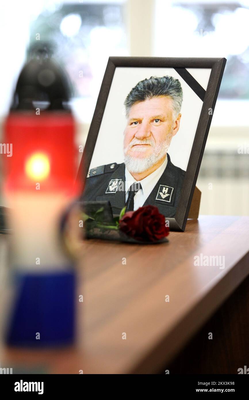 01.12.2017., Zagreb, Croatie - l'Association des généraux croates a ouvert un livre de deuil pour la mort de Slobodan Praljak, décédé après avoir semblé boire du poison devant le tribunal de la Haye alors que les juges de l'ONU confirmait sa peine de 20 ans. Photo: Patrik Macek/PIXSELL Banque D'Images