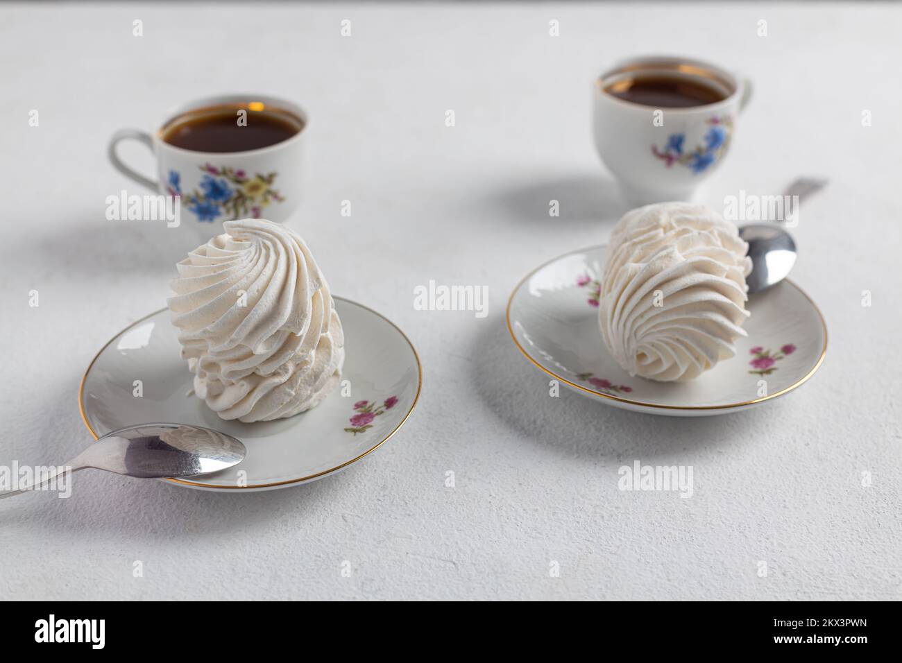 tea party avec un zephyr aéré et délicat sur fond clair. dessert maison, pâtisserie, chef pâtissier, vacances, anniversaire, confiserie, thé gourmet p Banque D'Images