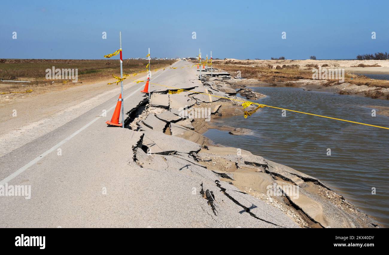 Ouragan Ike, comté de Galveston, TX, 21 septembre 2008 les routes locales sont endommagées à la suite de l'ouragan Ike. Comté de Galveston, TX, 21 septembre 2008-- les routes locales sont endommagées à la suite de l'ouragan Ike. Photographies relatives aux programmes, aux activités et aux fonctionnaires de gestion des catastrophes et des situations d'urgence Banque D'Images