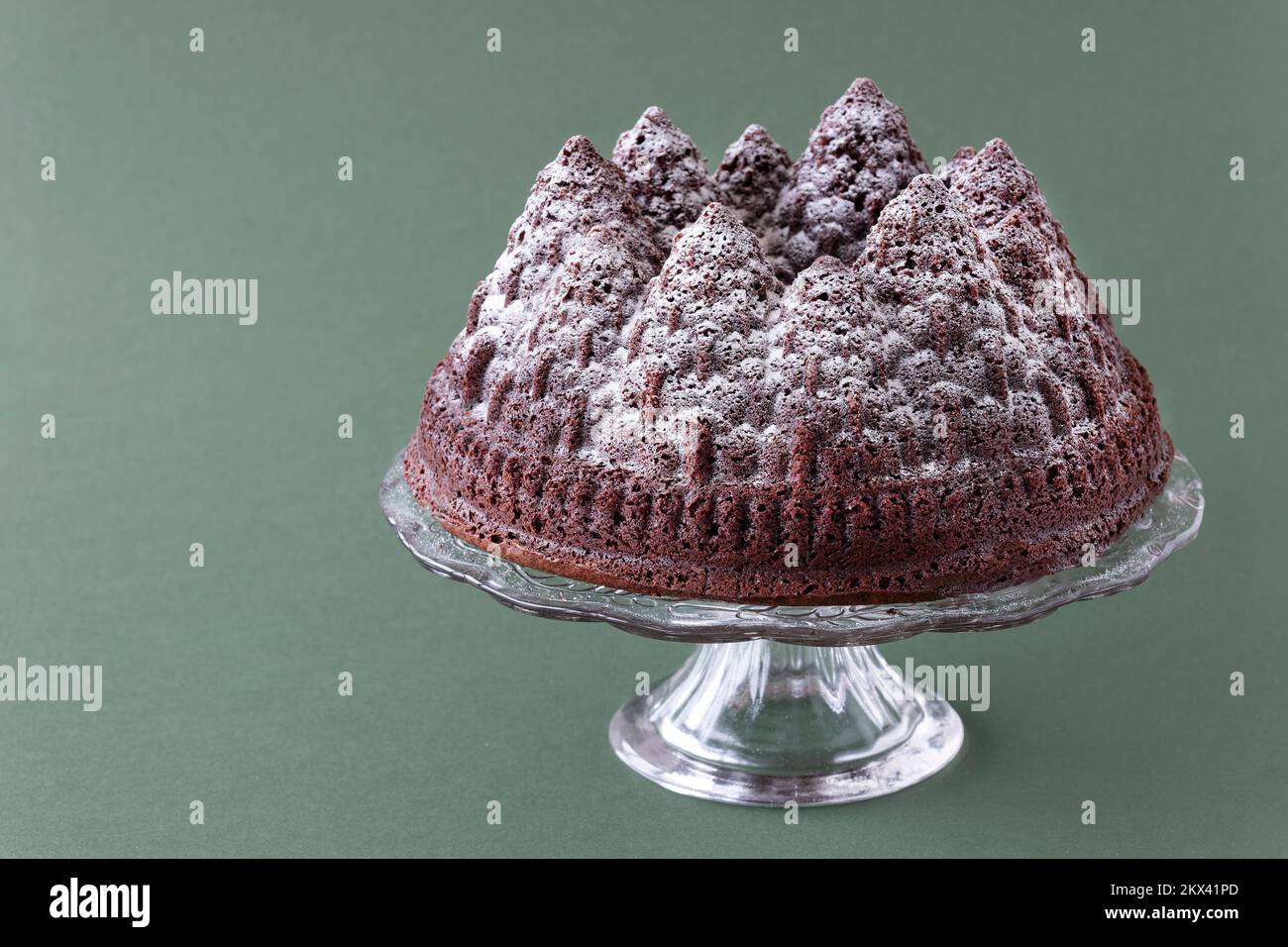 Un gâteau au chocolat de Noël festif. Le gâteau est fait à l'aide d'un moule Bundt pour former la pâte à gâteau dans les formes d'arbre. Une saupoudrez de sucre glace. Banque D'Images
